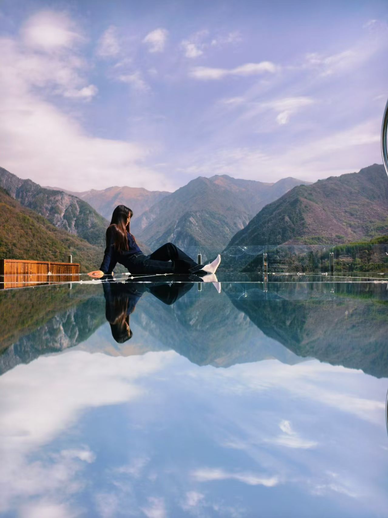 甘孜康定甲根坝天空之镜玻璃定制安装一条龙